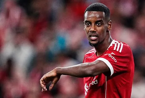 Alexander Isak's First Appearance Brings Star Power Amid Noticeable Lack of Match Fitness